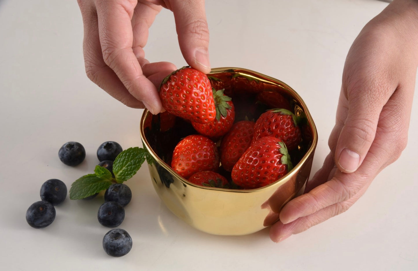 Small Gold Snack Bowl in Porcelain (Smooth Sides)